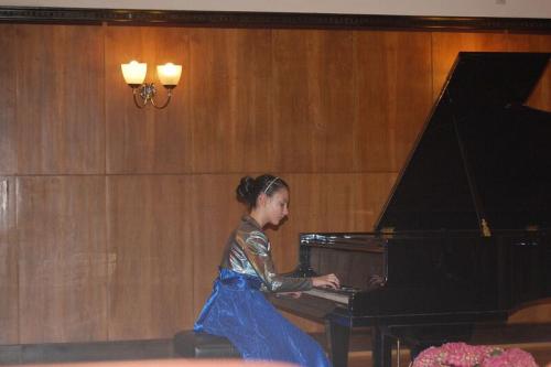 Emili am Klavier
