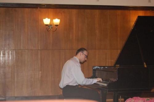 Tomash Hostynek am Klavier