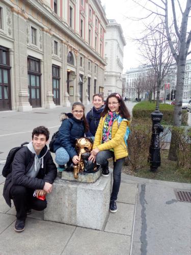 Кристиян, Мария, Светослав и Емили пред Мюзикферайн